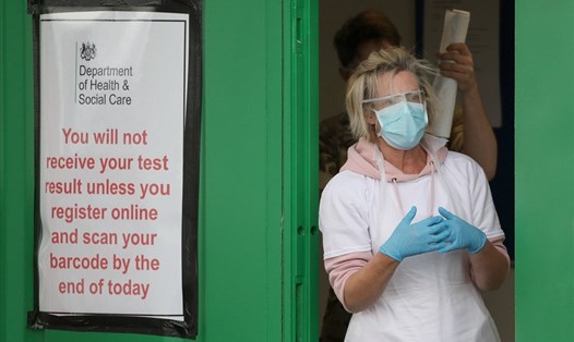 Một điểm xét nghiệm COVID-19 ở sân bay Glasgow, Anh. Ảnh: AFP