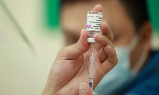 Cán bộ y tế tiêm vaccine COVID-19 cho người dân Hà Nội. Ảnh: Hải Nguyễn