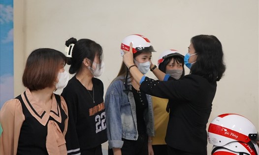 Bà Đào Thị Huyền - Phó Chủ tịch LĐLĐ TP.Hải Phòng trao mũ bảo hiểm tặng nữ công nhân lao động. Ảnh: Mai Dung