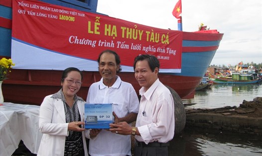 Ông Trần Phương nhận tàu cá từ Quỹ Tấm lòng Vàng Lao Động trao tặng năm 2012. Ảnh: Thanh Hải