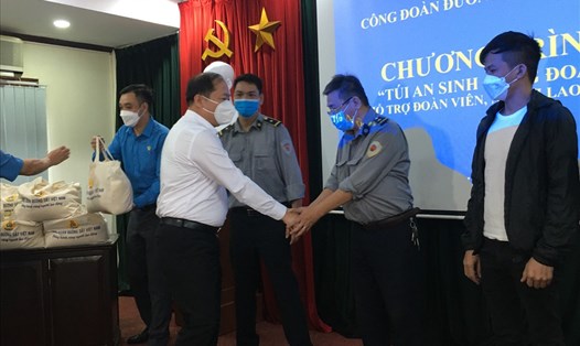 Ông Vũ Anh Minh - Chủ tịch Hội đồng thành viên TCty Đường sắt Việt Nam động viên và trao hỗ trợ cho NLĐ khi trở lại làm việc ngày 15.10. 
Ảnh: Kiều Vũ