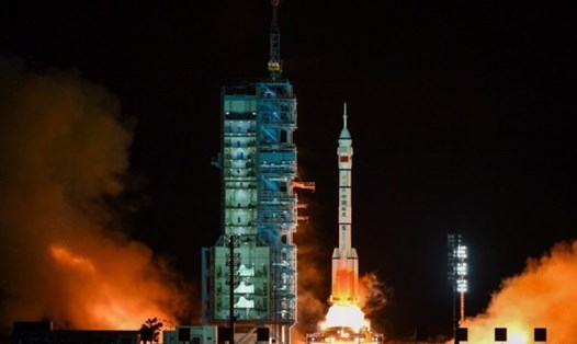 Tàu vũ trụ Trung Quốc Thần Châu 13, trên đỉnh tên lửa Trường Chinh 2F phóng từ Trung tâm Phóng vệ tinh Tửu Tuyền ngày 16.10. Ảnh: Tân Hoa Xã