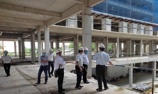 Đoàn kiểm tra việc chấp hành các quy định của pháp luật về An toàn, vệ sinh lao động tại công trình xây dựng đóng trên địa bàn tỉnh. Ảnh LĐLĐ Tây Ninh
