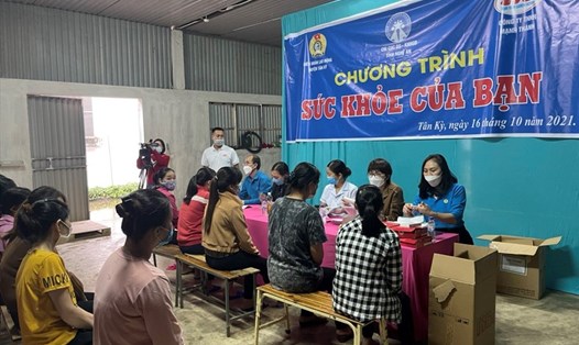 Liên đoàn Lao động huyện Tân Kỳ phối hợp với Chi cục Dân số tỉnh Nghệ An tổ chức “Chương trình sức khoẻ của bạn” cho hơn 300 nữ công nhân. Ảnh: Thanh Mai