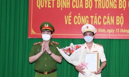 Thứ trưởng Lê Quốc Hùng trao quyết định và chúc mừng Đại tá Trần Xuân Ánh được bổ nhiệm giữ chức vụ Giám đốc Công an tỉnh Trà Vinh. Ảnh: VGP