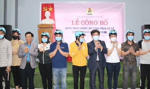 Lãnh đạo LĐLĐ tỉnh Thái Bình và lãnh đạo UNBD huyện Hưng Hà tặng mũ bảo hiểm cho những đoàn viên mới gia nhập tổ chức Công đoàn Việt Nam tại lễ ra mắt thành lập công đoàn cơ sở Công ty TNHH Sunray Industrial. Ảnh: B.M