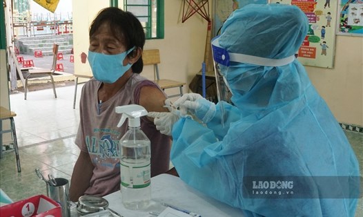 Tiêm vaccine COVID-19 cho người dân ở TPHCM. Ảnh: Thanh Chân.