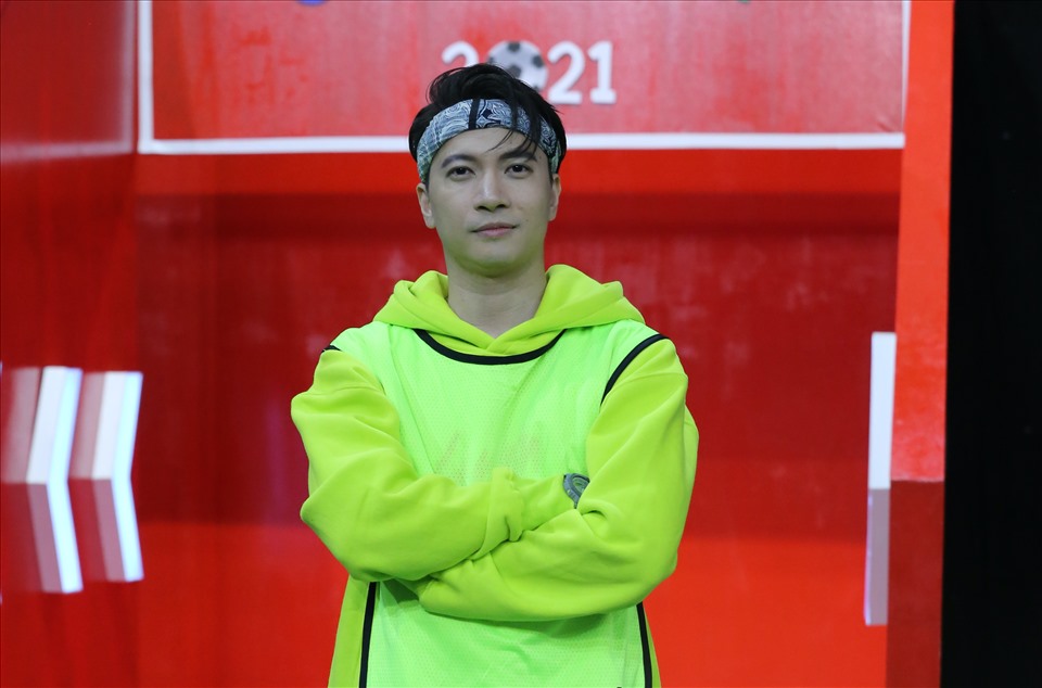 Ca sĩ  ST Sơn Thạch trong vai trò đội trưởng của Cầu thủ nhí. Ảnh: CTCC.