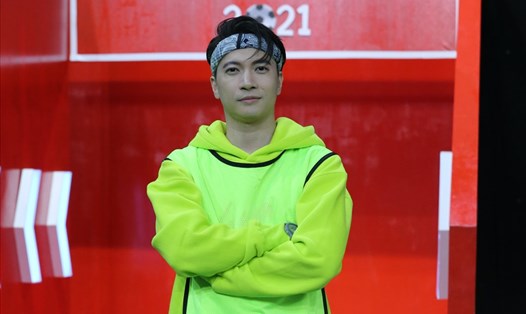 Ca sĩ  ST Sơn Thạch trong vai trò đội trưởng của Cầu thủ nhí. Ảnh: CTCC.
