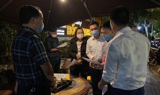 UBND phường Hồng Hải lập biên bản xử lý vi phạm, tạm đình chỉ hoạt động tại nhà hàng Hồng Hạnh 2. Ảnh: CTV