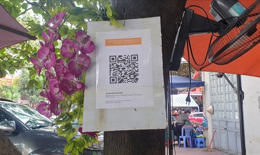 Một quán bún cá ở phường Trần Hưng Đạo, TP.Hạ Long sáng nay (17.10) gắn mã QR-CODE của quán lên thân cây. Ảnh: Nguyễn Hùng