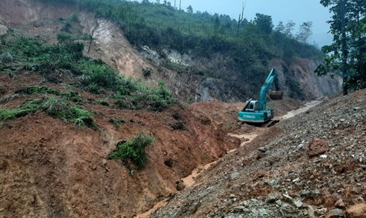 Sạt lở núi nghiêm trọng gây ách tắc giao thông ở huyện Tây Giang. Ảnh: Thanh Chung