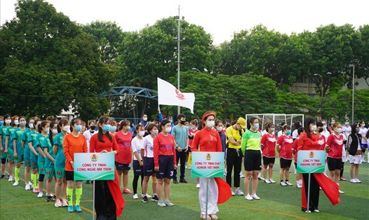 Hơn 100 nữ công nhân lao động tham gia giải bóng đá nữ do Công đoàn Khu kinh tế Hải Phòng tổ chức. Ảnh: Mai Dung