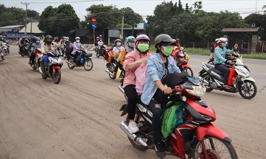 Người dân lưu thông qua địa bàn tỉnh Bình Phước được lực lượng chức năng tổ chức dẫn đoàn để đảm bảo phòng dịch.