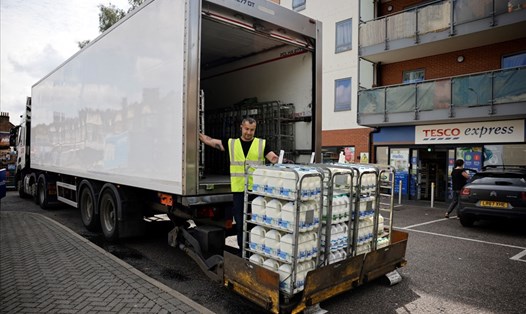 Một tài xế xe tải của công ty Arla Foods giao sữa cho một siêu thị Tesco ở London, Anh. Ảnh: AFP