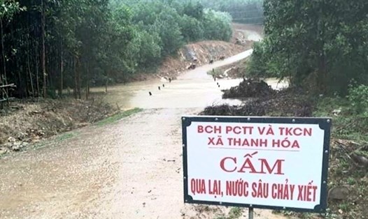 Mưa lớn gây ngập lụt, chia cắt nhiều khu vực ở Quảng Bình. Ảnh CTV