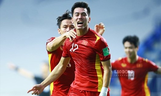 Tiến Linh nhận giải Cầu thủ xuất sắc nhất 2 lượt trận vòng loại World Cup 2022 trong tháng 10. Ảnh: Trung Thu