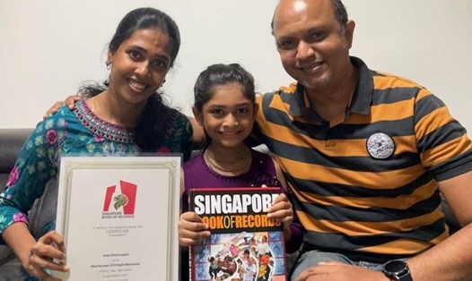 Gia đình bé gái Singapore Ishani Shanmugam. Ảnh: Vennila Munusamy