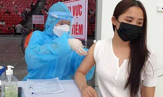 Tiêm vaccine COVID-19 tại thành phố Đông Hà, tỉnh Quảng Trị. Ảnh: LT.