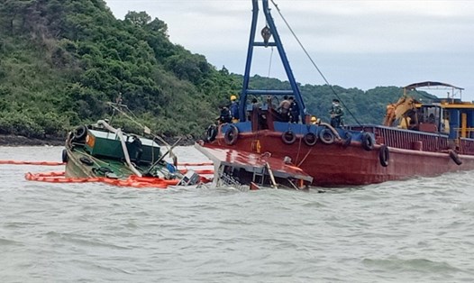 Tàu chở 47 tấn dầu mang số hiệu 06 – QN-8112 của Công ty cổ phần Kim Thủy bị chìm, khiến 1 thuyền viên thiệt mạng tại vùng biển Móng Cái (Quảng Ninh). Ảnh: Hữu Việt