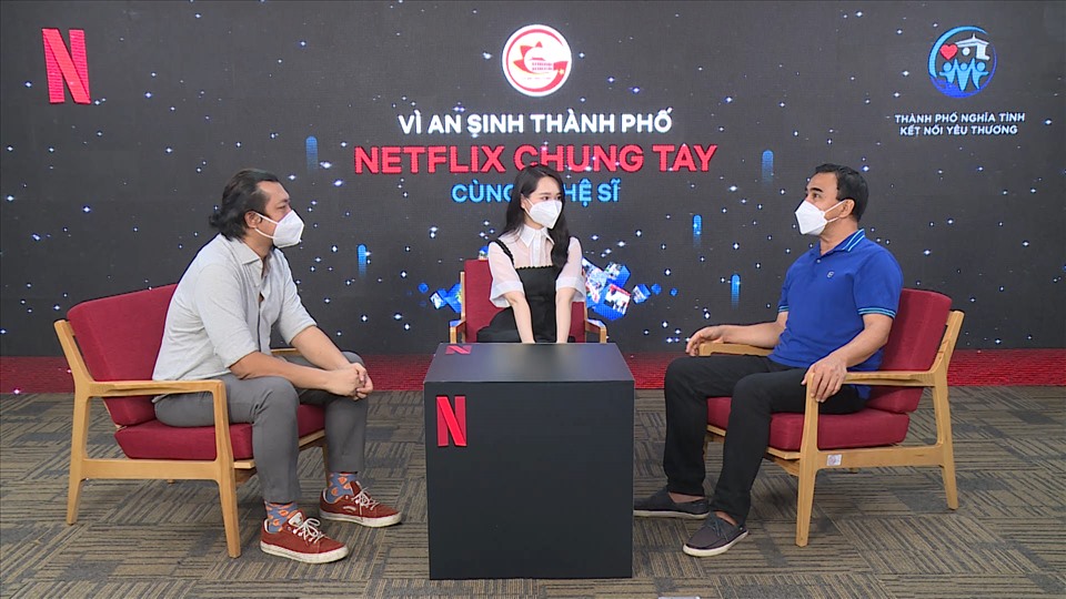 Quyền Linh và dàn sao chia sẻ trong chương trình. Ảnh: NSCC.