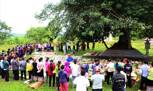 “Pủ xừa” – thờ thần cây là nghi lễ truyền thống thường thấy ở nhiều cộng đồng người Thái ở khu vực Tây Bắc tỉnh Nghệ An. Ảnh : HV