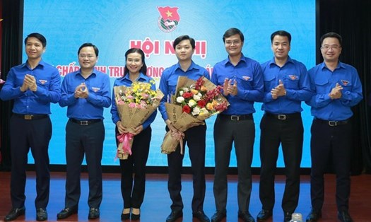 Ban Bí thư Trung ương Đoàn chúc mừng 2 nhân sự Nguyễn Phạm Duy Trang và Nguyễn Minh Triết. Ảnh ĐTN
