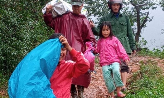 Người dân ở khu vực nguy hiểm tại huyện Đakrông được đưa đi sơ tán. Ảnh: CTV.