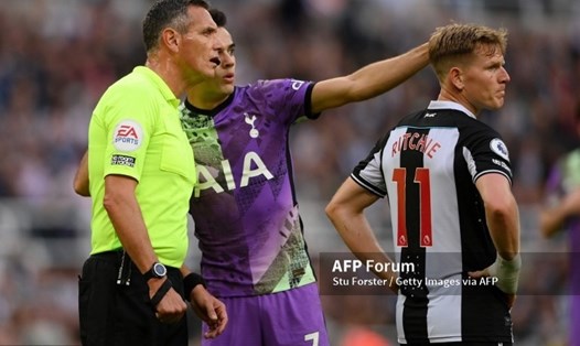 Sergio Reguilon báo với trọng tài về cổ động viên Newcastle United bị truỵ tim. Ảnh: AFP
