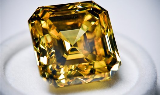 Một viên kim cương màu vàng 20,69 carat của công ty khai thác kim cương Alrosa của Nga. Ảnh: AFP