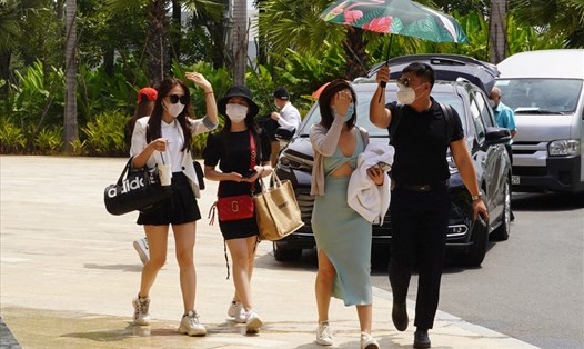 Những khách du lịch đầu tiên đến Bà Rịa - Vũng Tàu trong chương trình thí điểm du lịch của tỉnh ngày 15.10. Ảnh: T.A