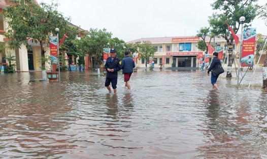 Nước ngập sân trường, sáng nay toàn bộ học sinh trường Tiểu học Cẩm Vịnh phải nghỉ học. Ảnh: Trần Tuấn.