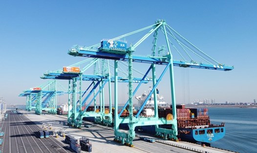 Cảng container thông minh không phát thải carbon ở Thiên Tân, Trung Quốc, đi vào hoạt động ngày 17.10.2021. Ảnh: Xinhua