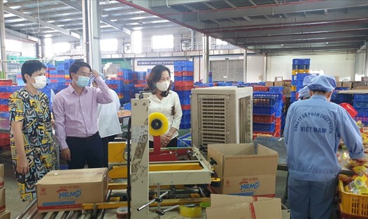Công ty cổ phần Thực phẩm Việt Nam là 1 trong những doanh nghiệp vừa được Liên đoàn Lao động quận Long Biên trao Quyết định hỗ trợ bữa ăn "3 tại chỗ" cho 34 người lao động. Ảnh: CĐN