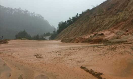 Sạt lở, đất đá đổ xuống tỉnh lộ vào huyện Tu Mơ Rông. Ảnh: MV