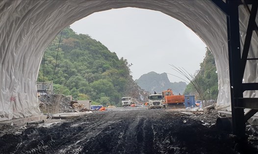 Cửa ra ống hầm theo chiều Cẩm Phả đi Hạ Long. Ảnh: Nguyễn Hùng