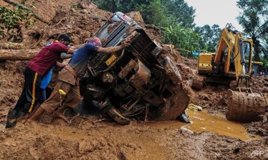 Các nhân viên cứu hộ đang hỗ trợ một khu vực xảy ra lở đất ở Kokkayar, bang Kerala, Ấn Độ, ngày 17.10. Ảnh: AFP