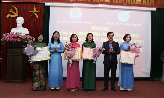 Lãnh đạo Liên đoàn Lao động tỉnh Thái Bình và Hội Liên hiệp Phụ nữ tỉnh trao bằng khen cho các thể tại hội nghị. Ảnh: B.M