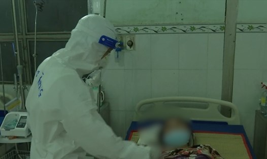 Bác sĩ quân y đang chăm sóc cho bệnh nhân nhiễm COVID-19. Ảnh: Nguyễn Ly