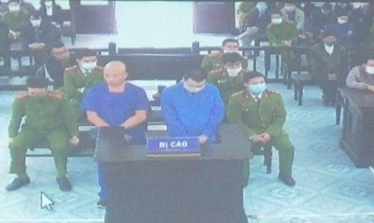 Trùm giang hồ Thái Bình - Đường "Nhuệ" và con nuôi Tiến "trắng" bị tuyên phạt mỗi bị cáo 1 năm tù giam. Ảnh chụp qua màn hình: Ảnh: T.D