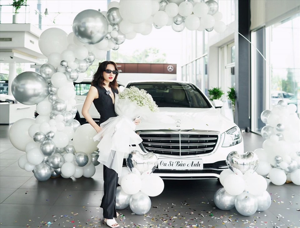 Bảo Anh đi nhận xế hộp mới. Ảnh: NSCC.