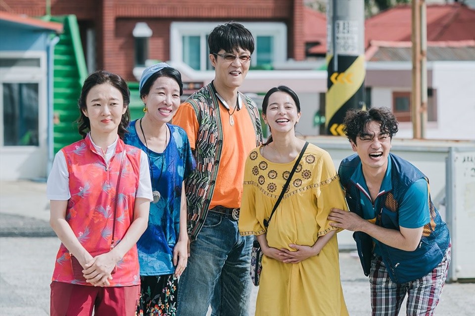 Hometown Cha-Cha-Cha xây dựng tuyến nhân vật có chiều sâu và câu chuyện riêng. Ảnh: tvN.