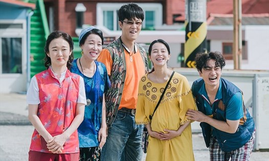 Hometown Cha-Cha-Cha xây dựng tuyến nhân vật có chiều sâu và câu chuyện riêng. Ảnh: tvN.