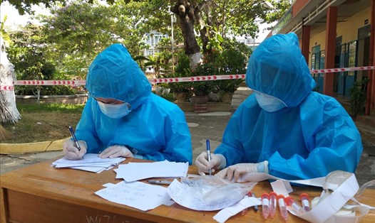 Nhiều nhân viên y tế tại Đà Nẵng vẫn chưa thể đoàn viên với gia đình vì dịch bệnh. Ảnh: TT