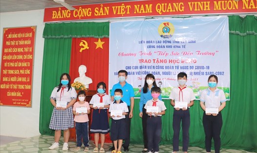 Ông Trần Lê Duy  - Tỉnh ủy viên, Chủ tịch Liên đoàn Lao động tỉnh Tây Ninh trao học bổng cho con đoàn viên tử vong do COVID-19.