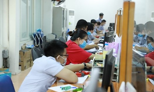 Người lao động giải quyết chế độ bảo hiểm thất nghiệp. Ảnh: Hải Nguyễn