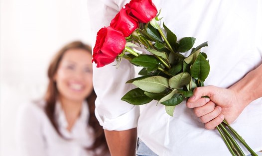 Một bó hoa sẽ thể hiện được trọn vẹn thông điệp tình cảm của người đàn ông dành cho đối phương. Ảnh: Xinhua