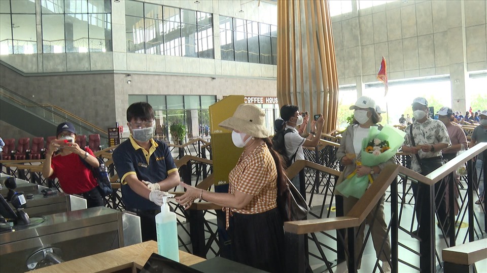 Du khách lần đầu tiên trải nghiệm Khu lịch núi Bà Đen sau giãn cách. Ảnh: HC