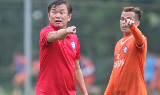 Huấn luyện viên Phan Thanh Hùng lên kế hoạch chuẩn bị cho mùa giải mới cùng Đà Nẵng. Ảnh: Tịnh Đế