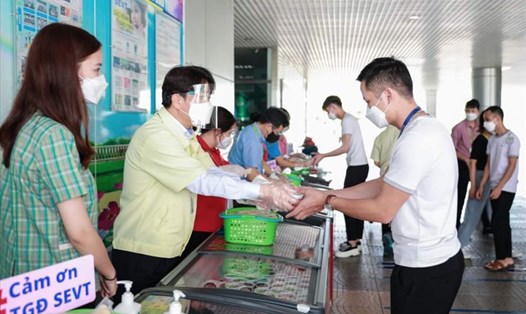 Lãnh đạo Công ty TNHH điện tử Samsung Thái Nguyên tặng quà người lao động. Ảnh: CĐCC